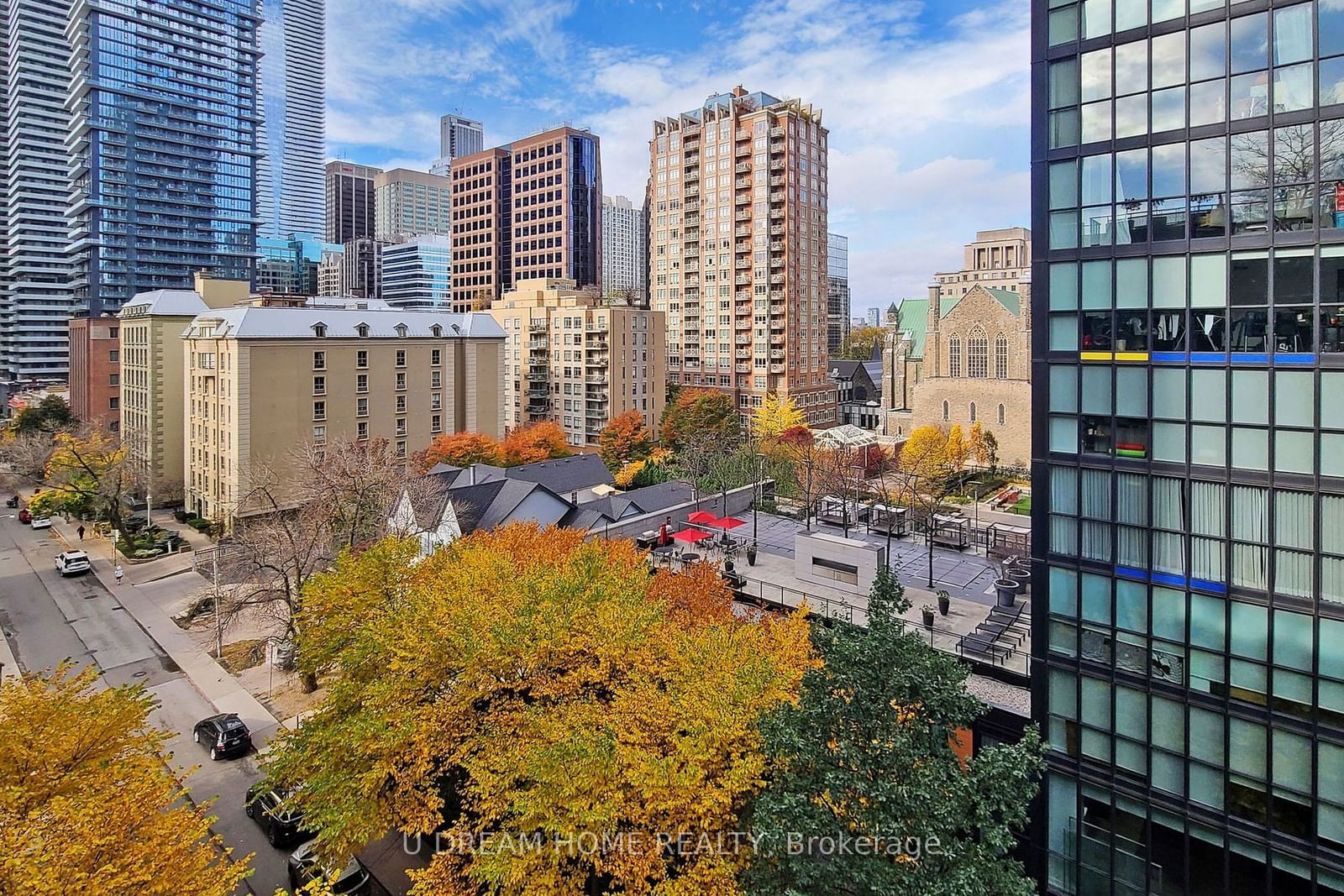 101 Charles St E, unit 813 for sale