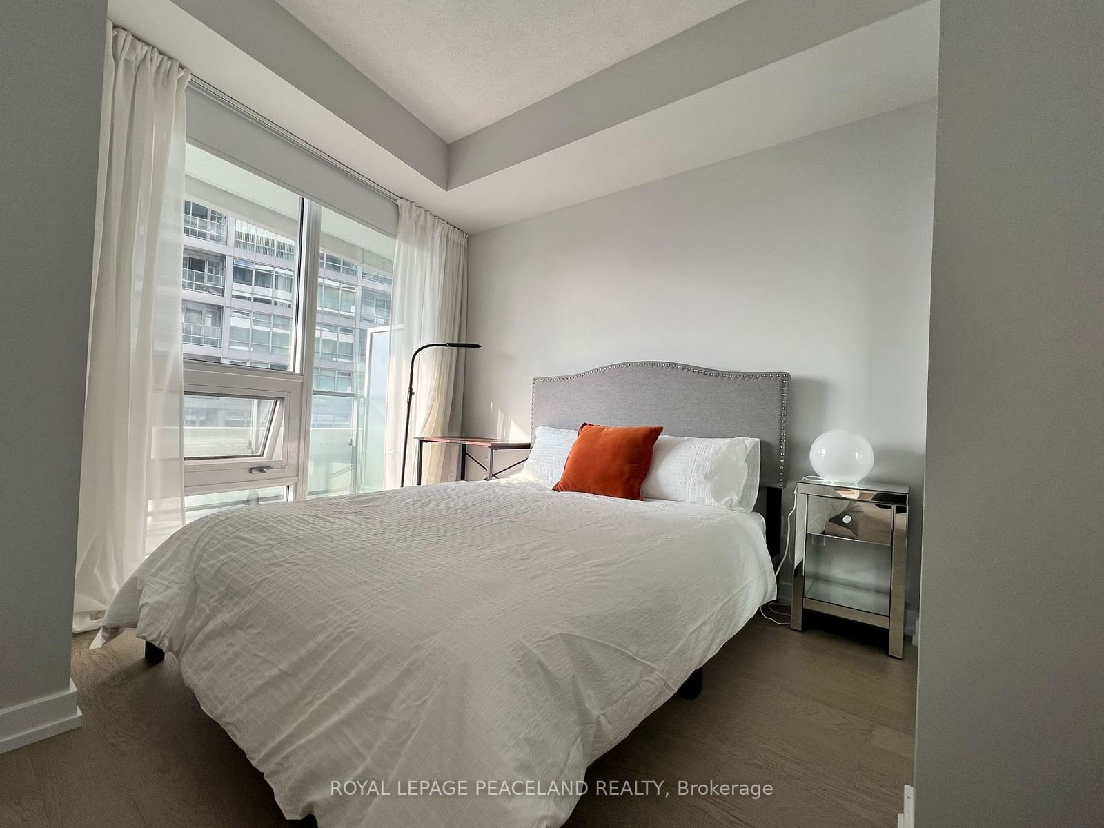 2221 Yonge St, unit 2304 for rent