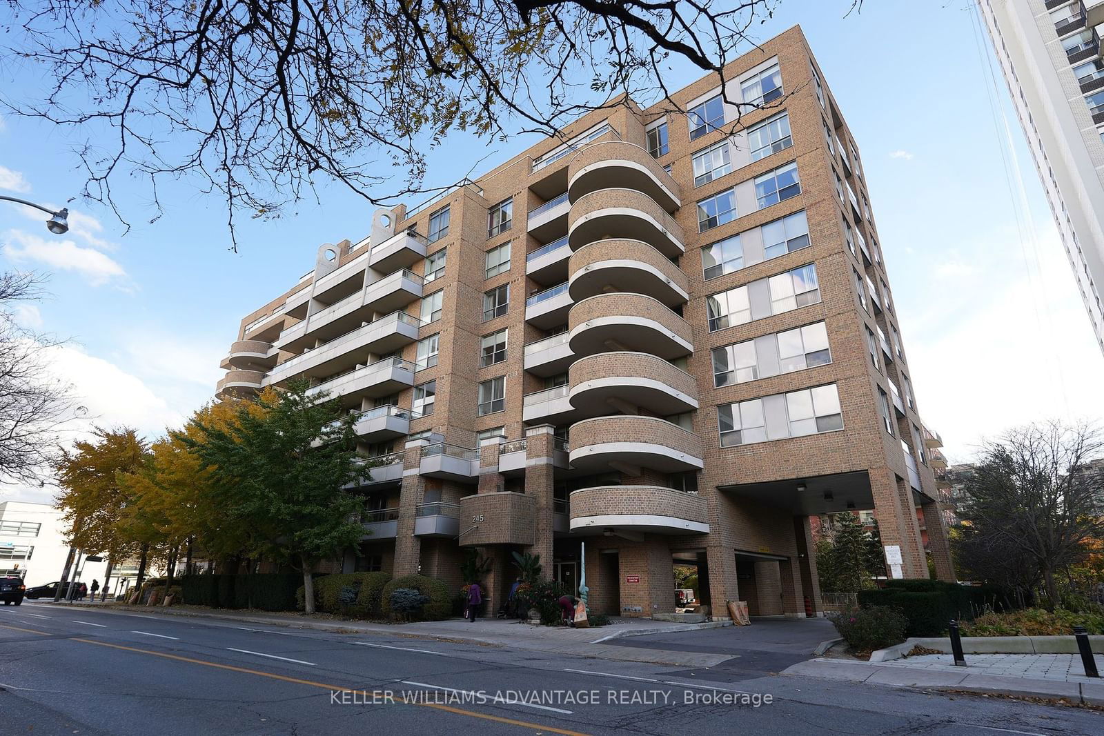 245 Davisville Ave, unit LPH8 for rent