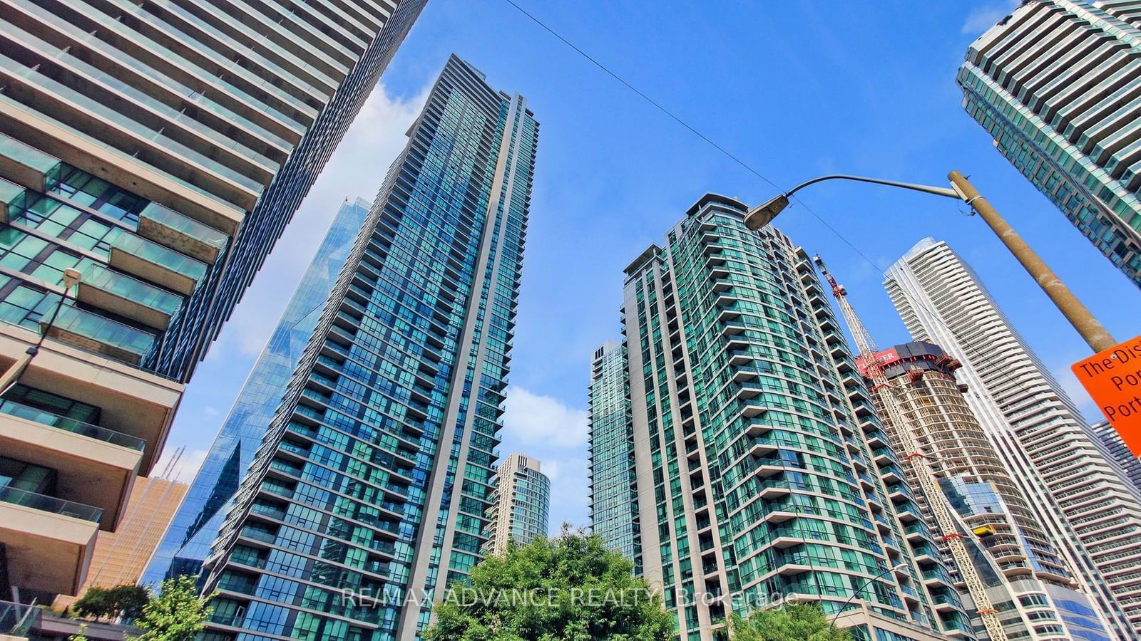 18 Harbour St, unit 3307 for rent