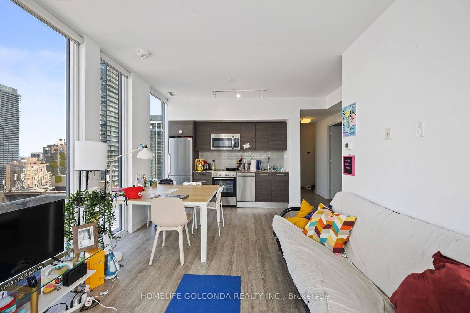 28 Wellesley St E, unit 2702 for rent