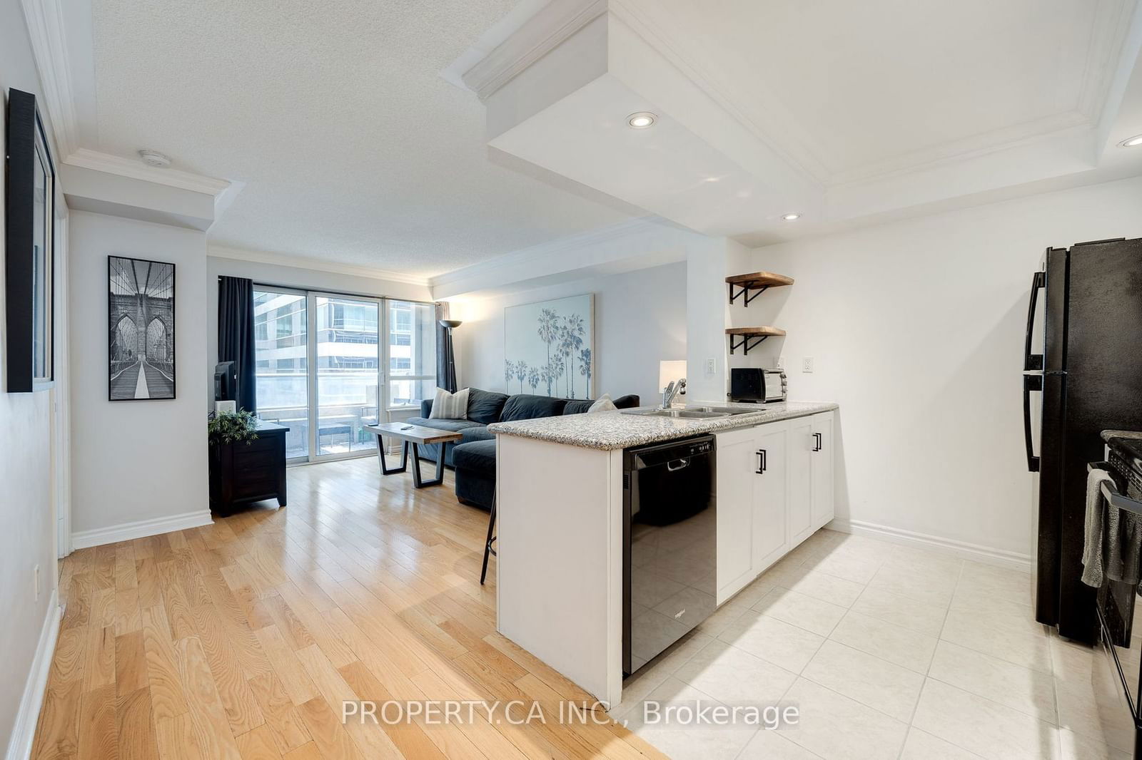 270 Wellington St W, unit 1011 for rent