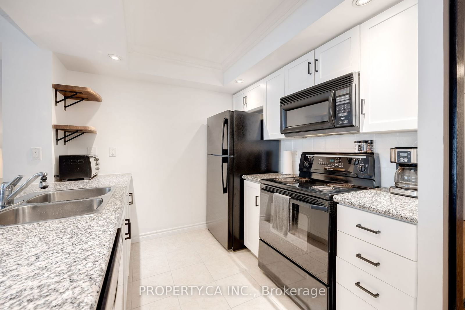 270 Wellington St W, unit 1011 for rent