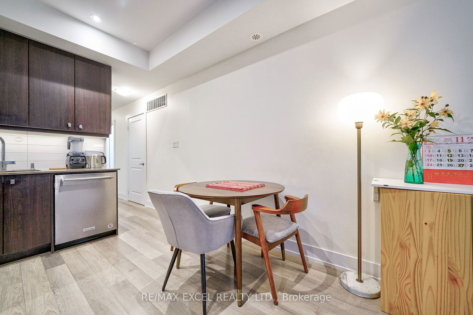 52 Holmes Ave W, unit 7 for rent