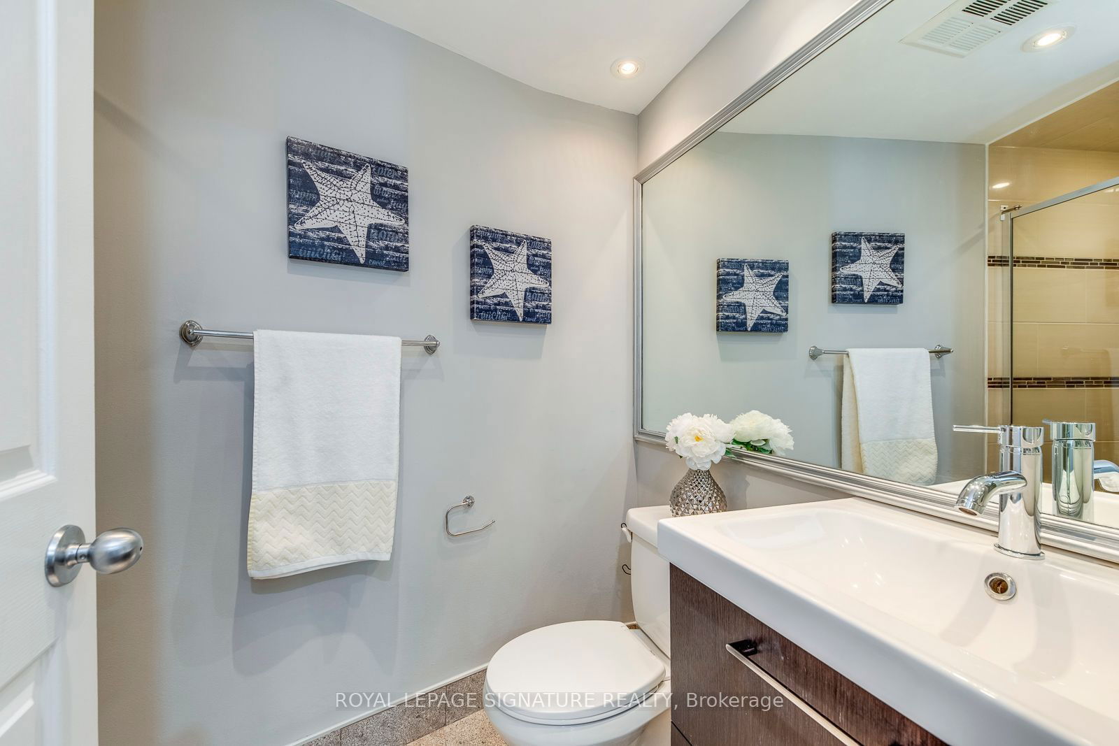 77 Harbour Sq, unit 2207 for sale