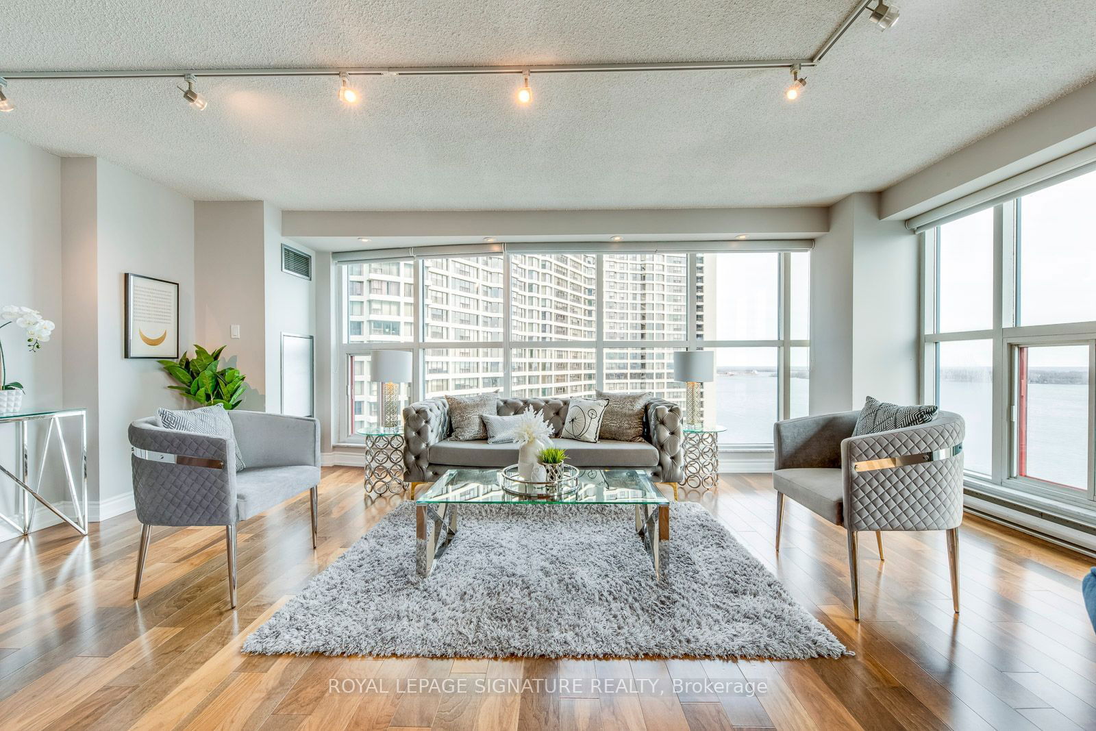 77 Harbour Sq, unit 2207 for sale