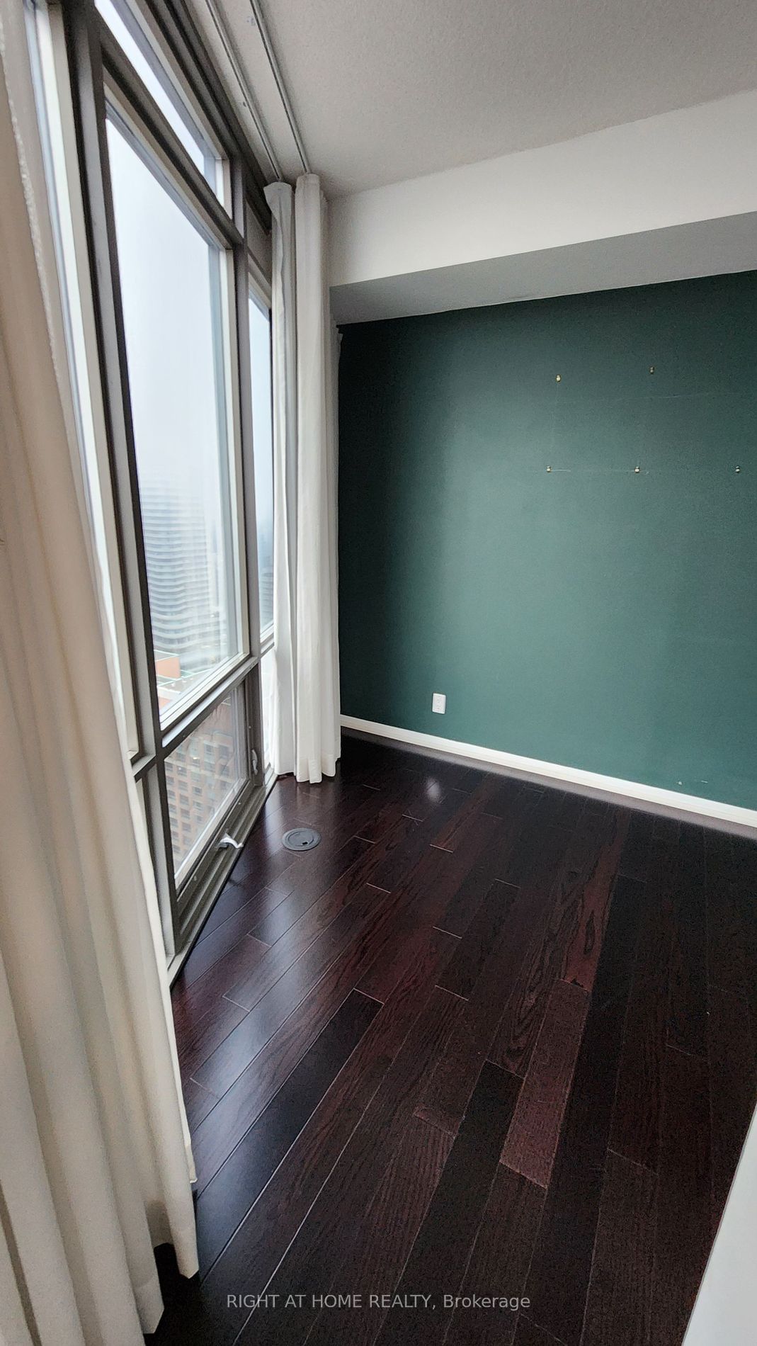 832 Bay St, unit 2703 for rent