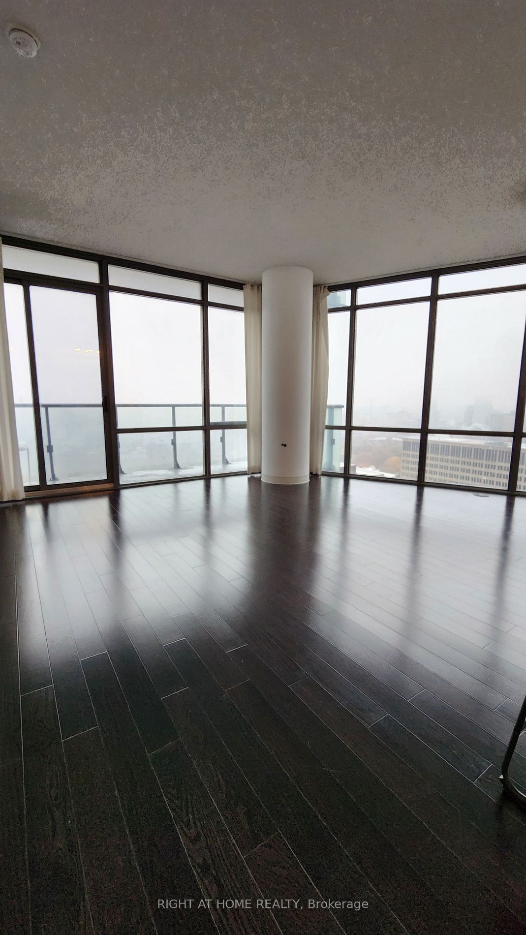 832 Bay St, unit 2703 for rent