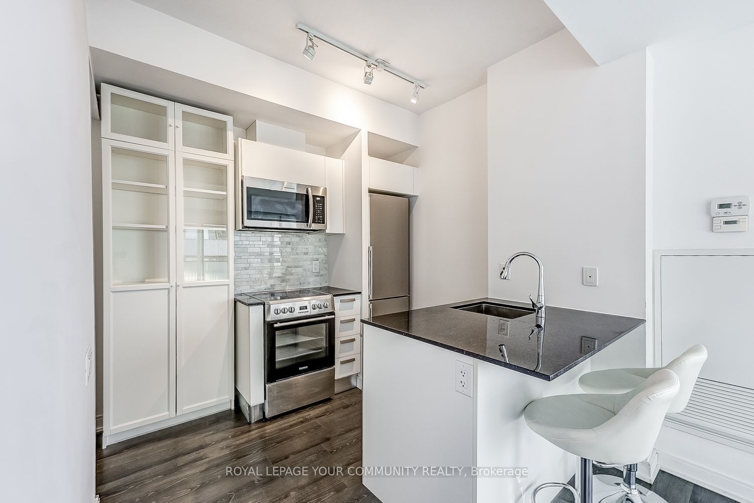 42 Charles St E, unit 4208 for rent