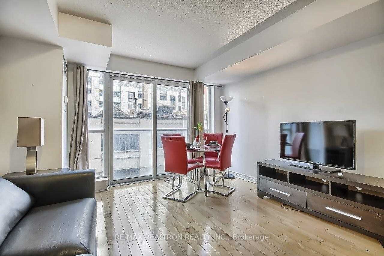 270 Wellington St W, unit 422 for rent