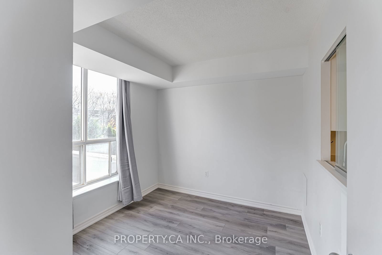 21 Overlea Blvd, unit 201 for rent