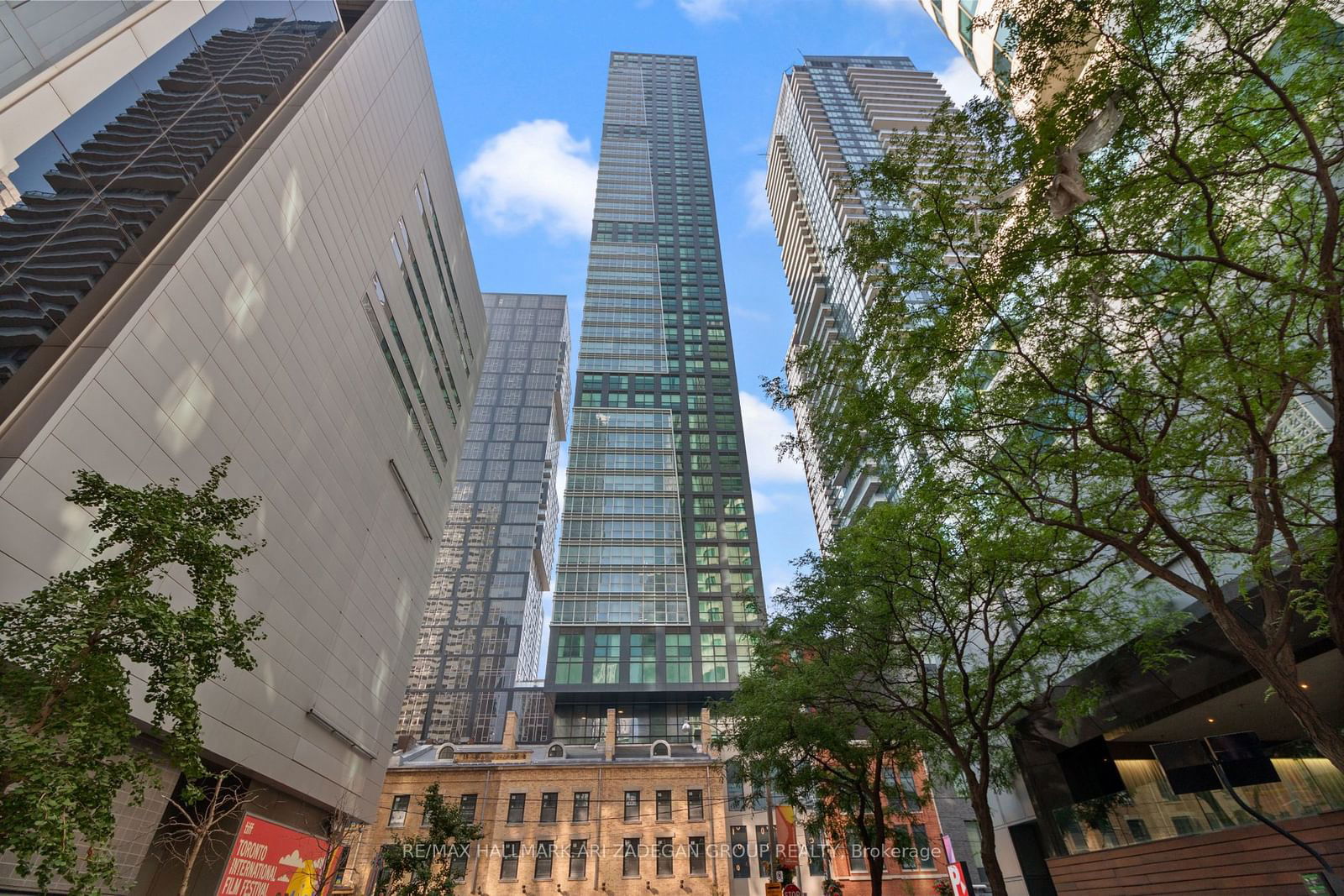 327 King St W, unit 4002 for rent