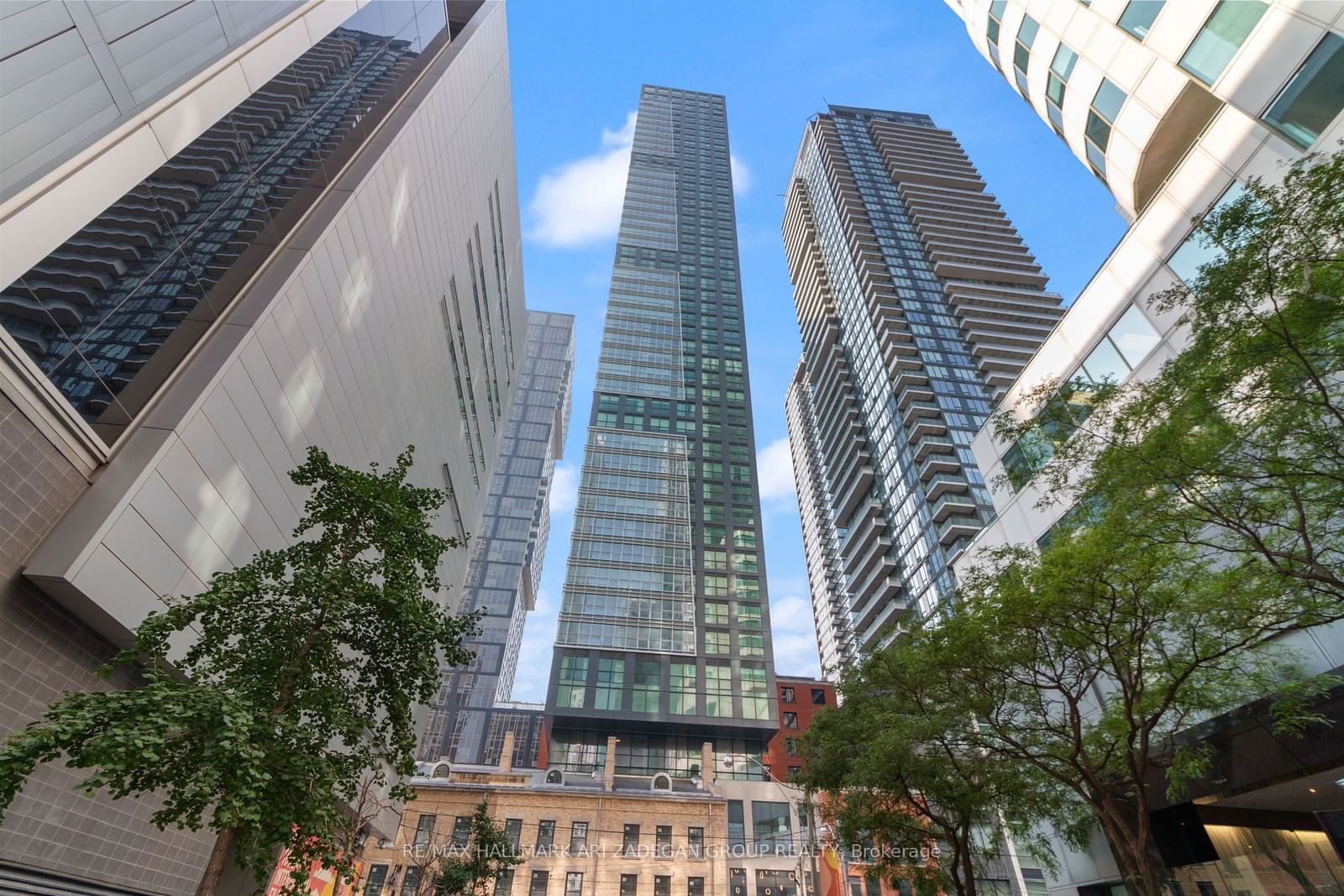 327 King St W, unit 4002 for rent