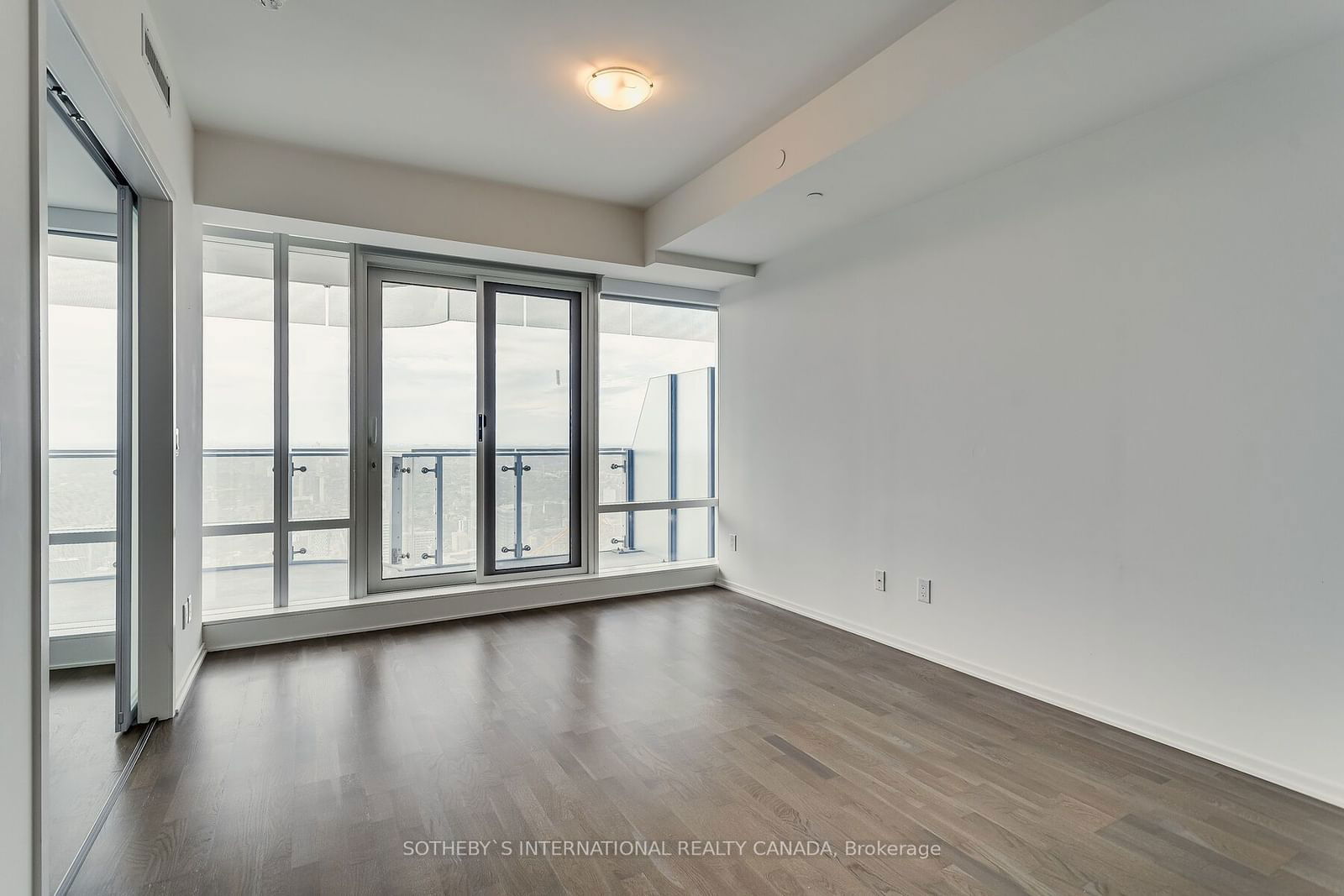 1 Bloor St E, unit 5807 for rent