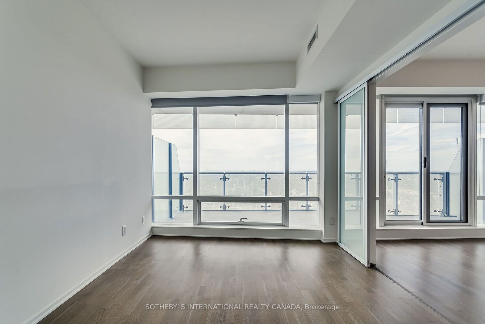 1 Bloor St E, unit 5807 for rent