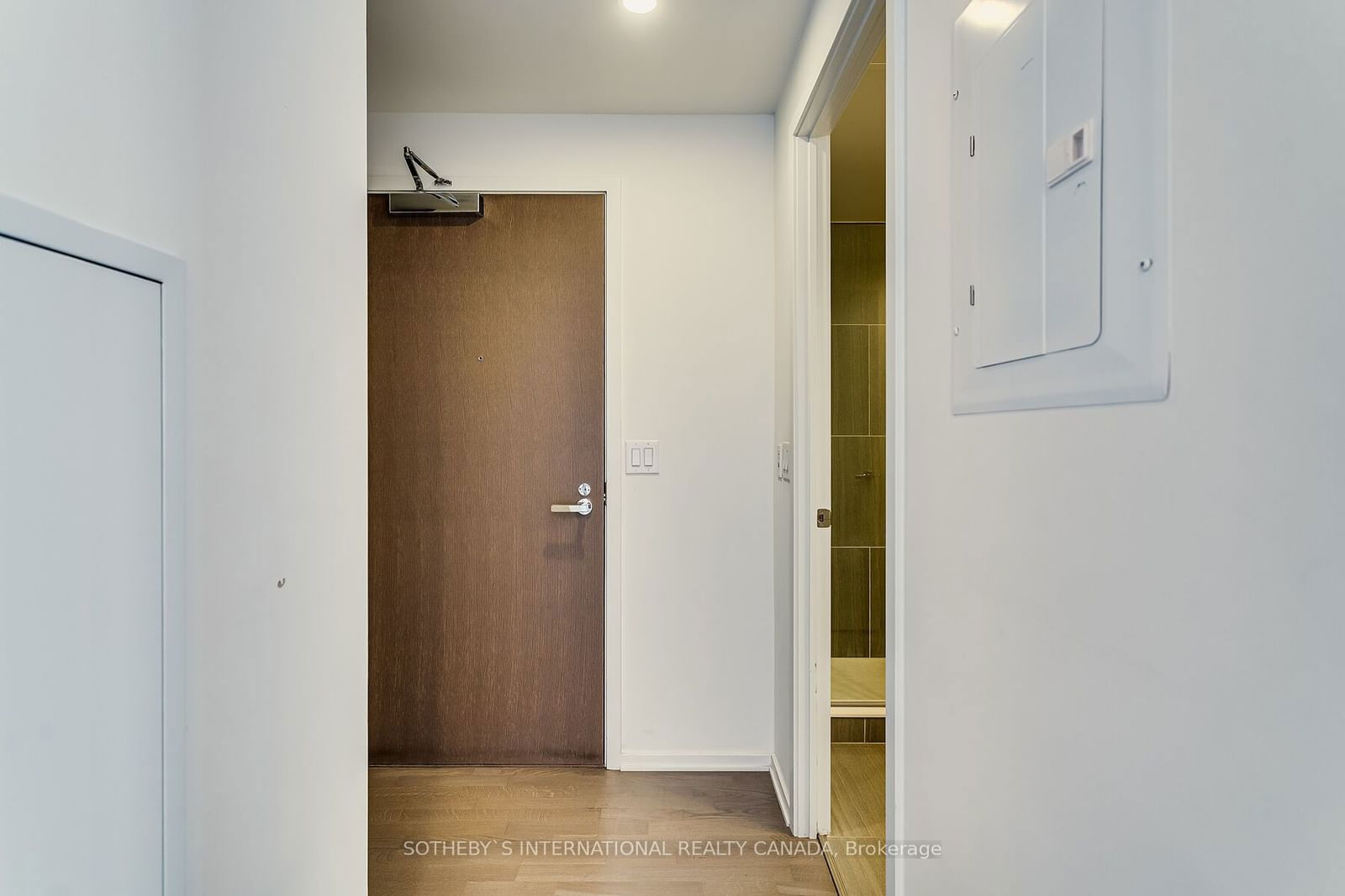 1 Bloor St E, unit 5807 for rent