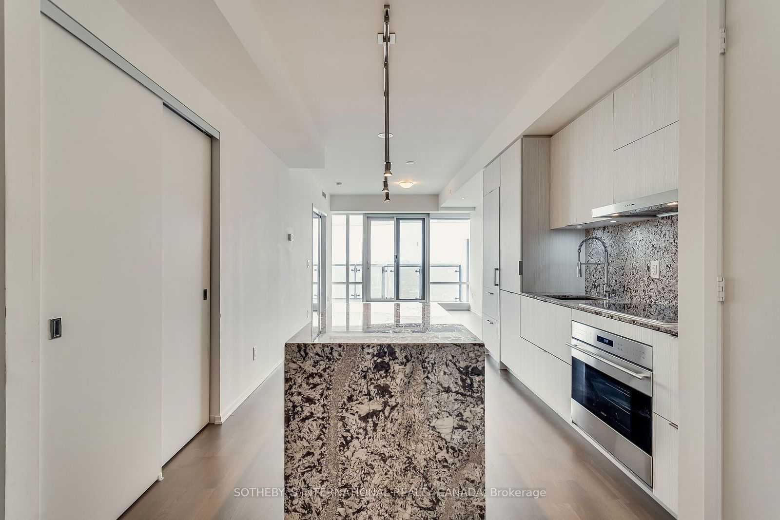 1 Bloor St E, unit 5807 for rent