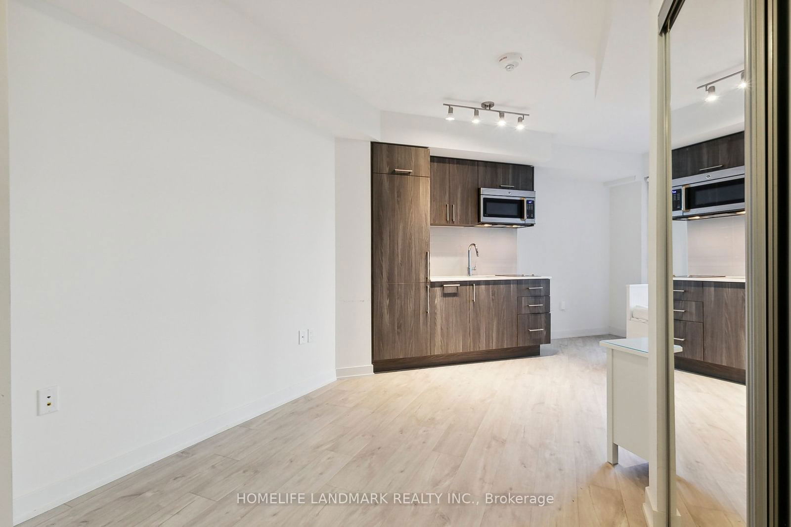 27 bathurst St, unit 301w for rent