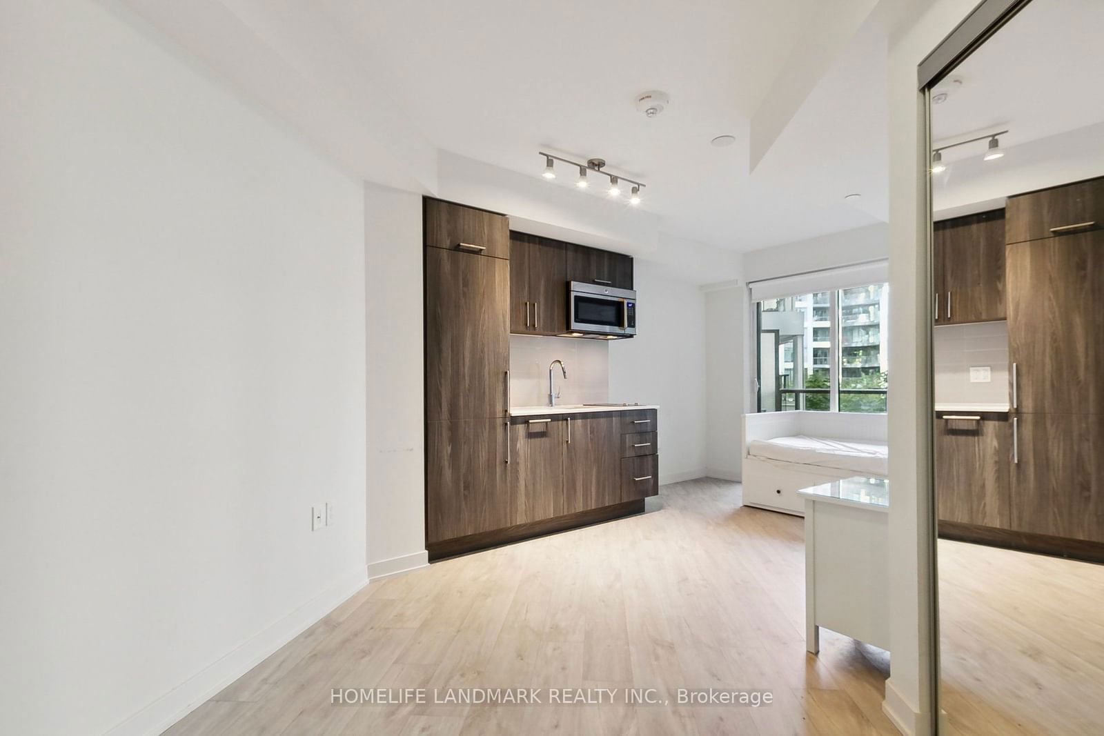 27 bathurst St, unit 301w for rent