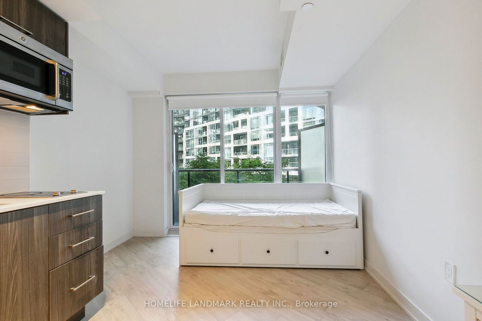 27 bathurst St, unit 301w for rent