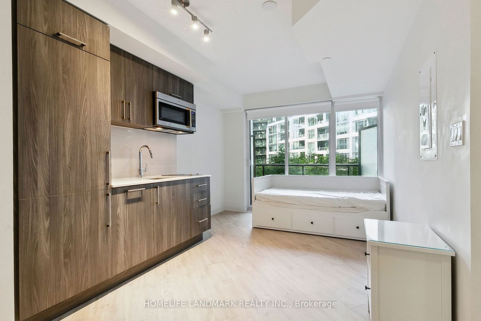 27 bathurst St, unit 301w for rent