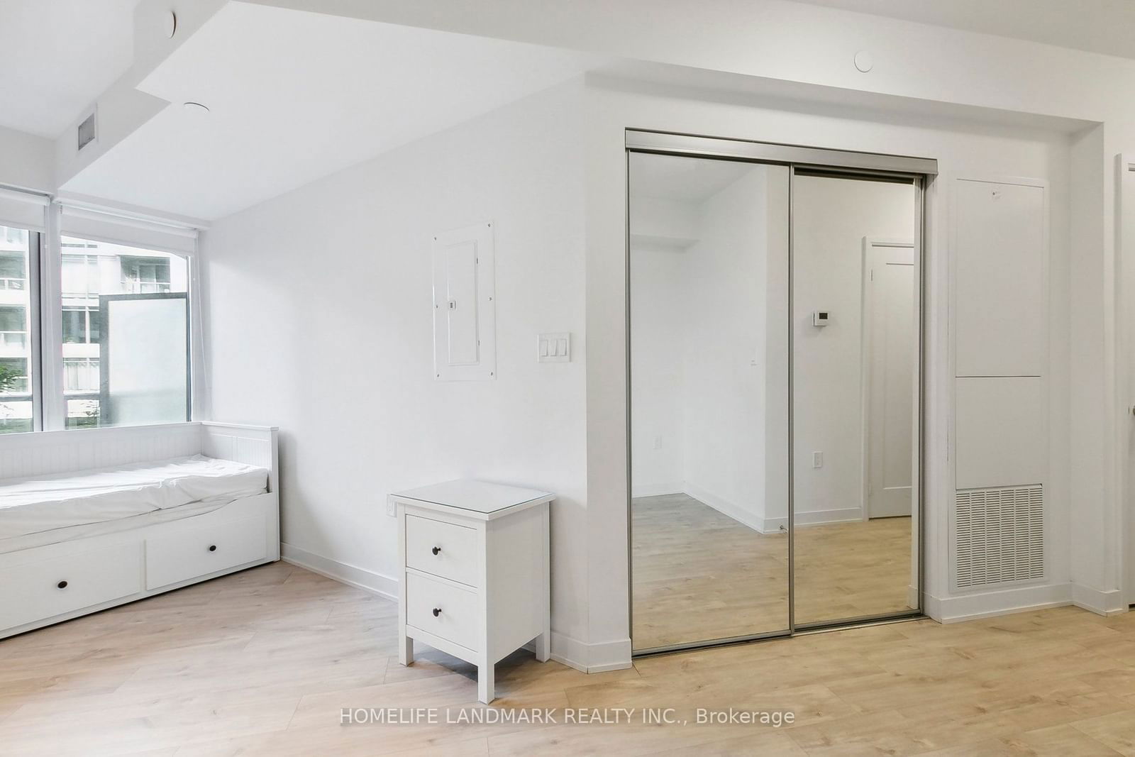 27 bathurst St, unit 301w for rent