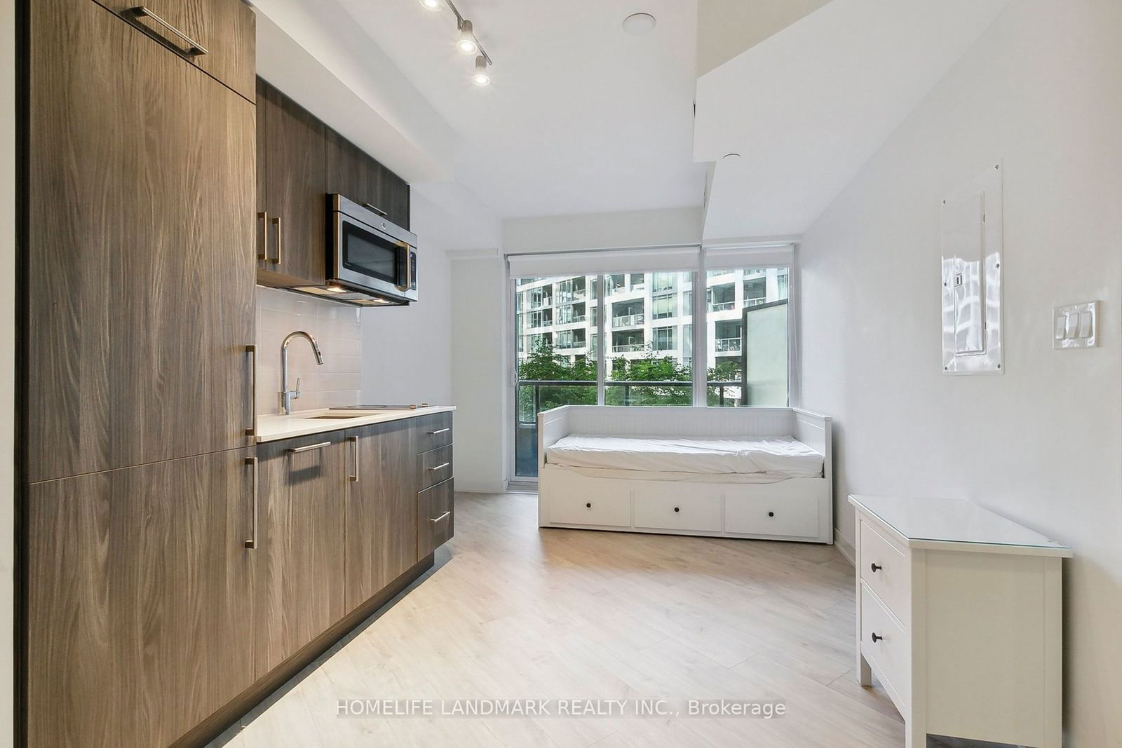 27 bathurst St, unit 301w for rent