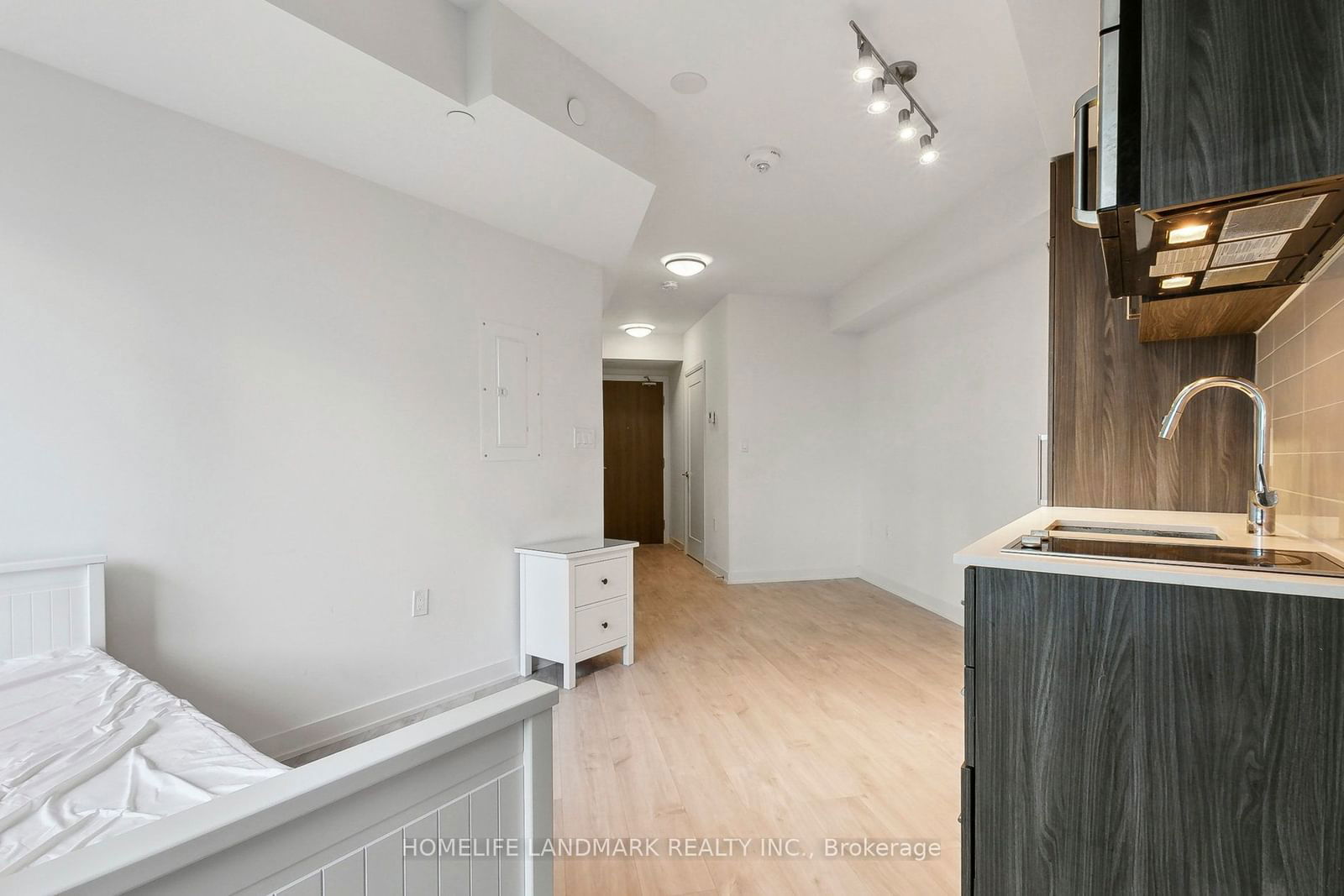 27 bathurst St, unit 301w for rent