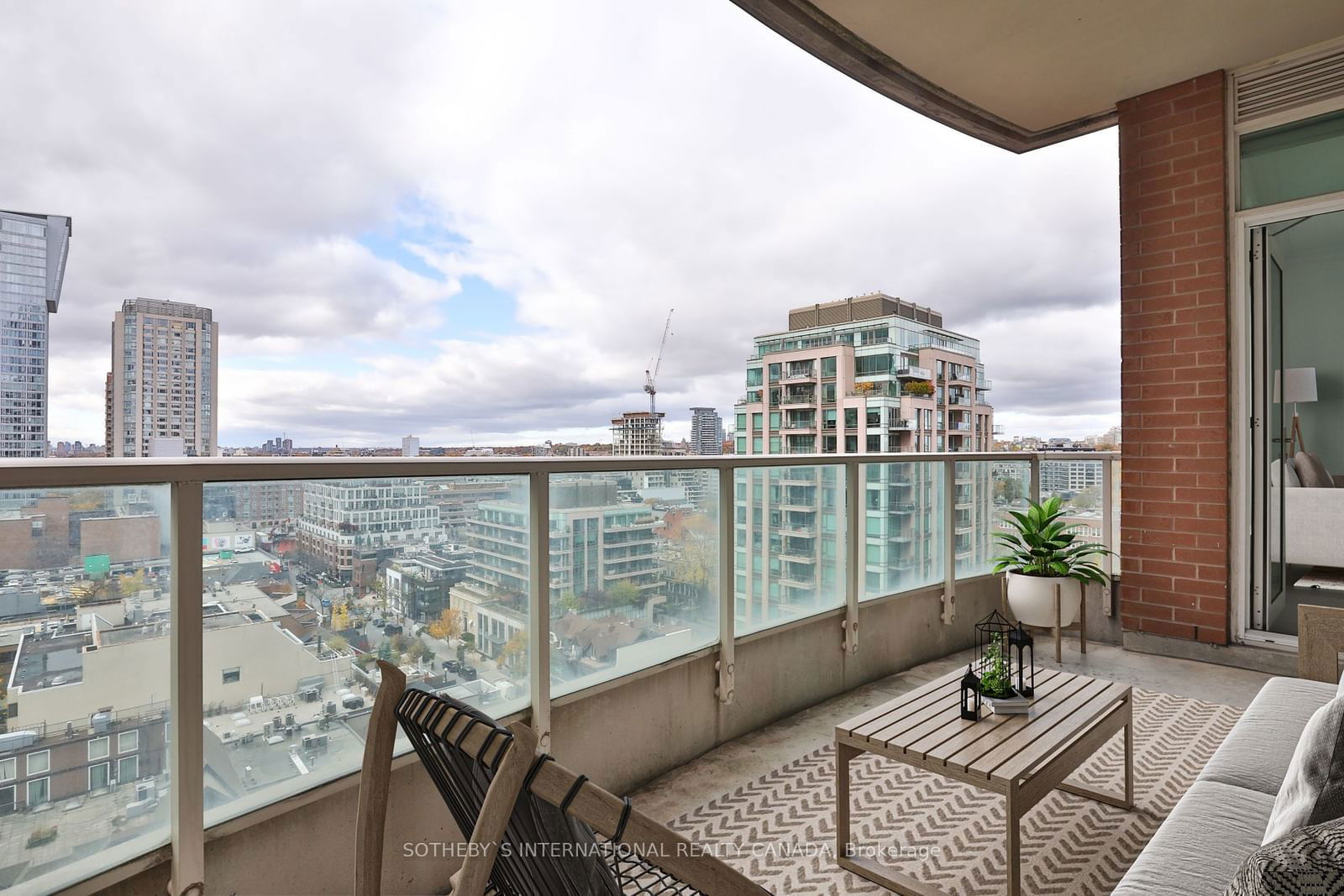 61 Yorkville Ave, unit 15E for rent