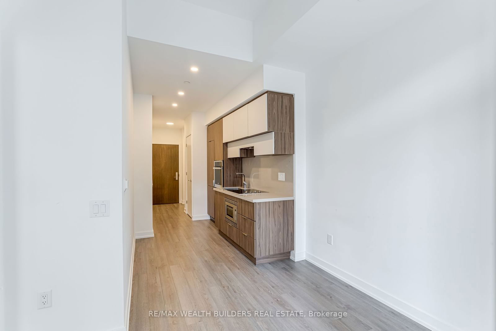 39 Roehampton Ave, unit 405 for rent