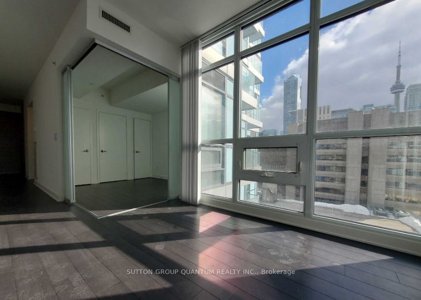 210 Simcoe St, unit 1014 for rent