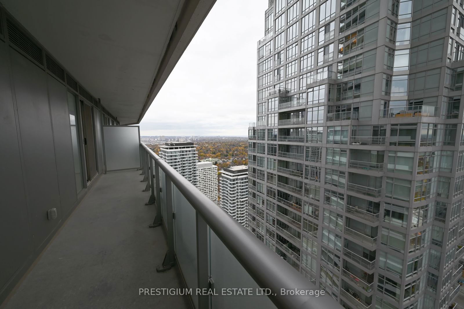 2221 Yonge St, unit 3907 for rent