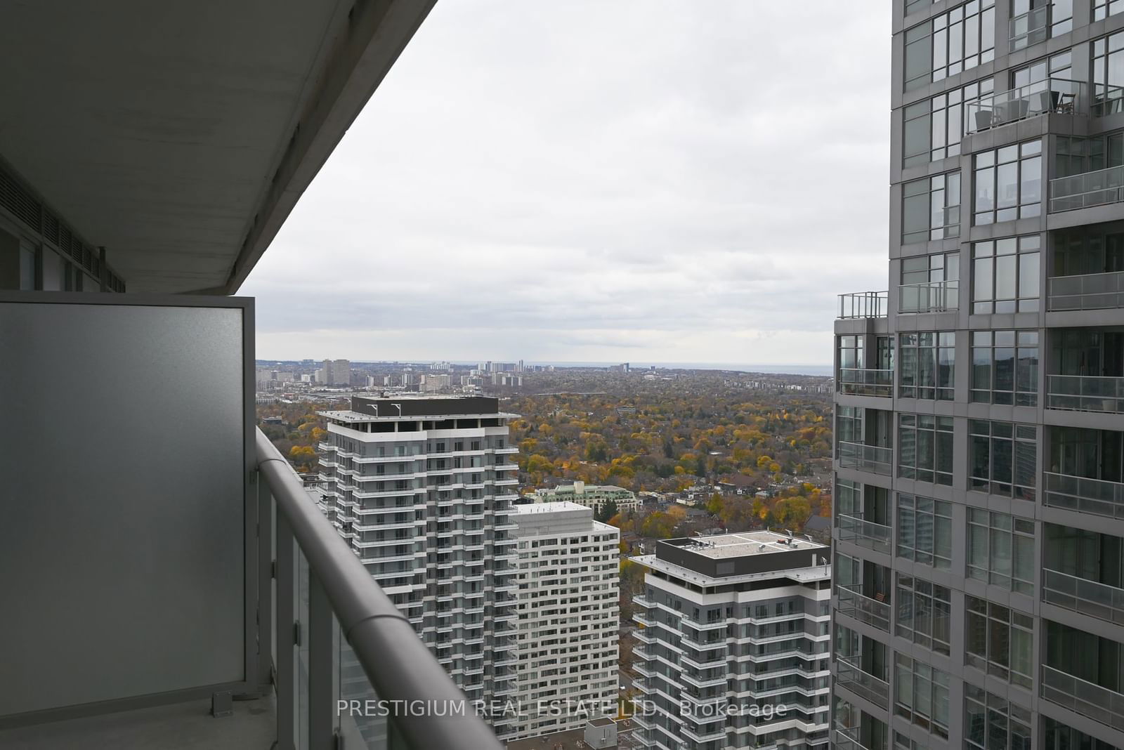 2221 Yonge St, unit 3907 for rent