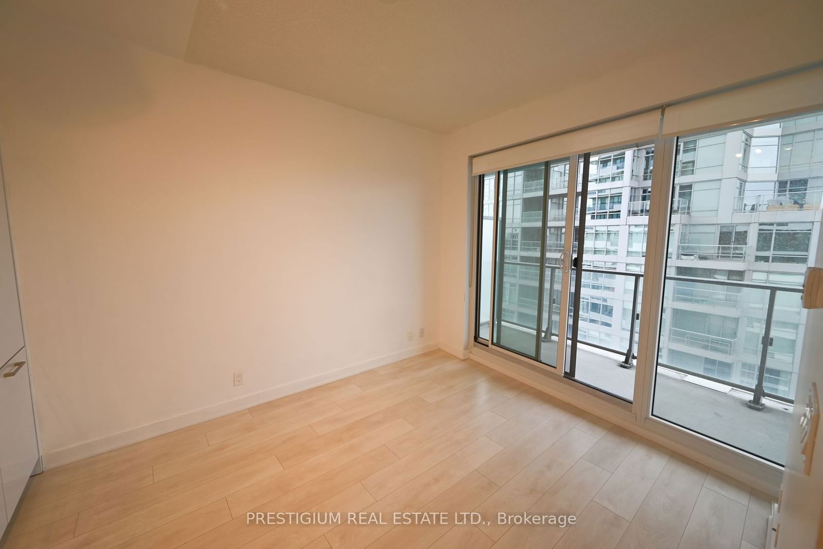 2221 Yonge St, unit 3907 for rent