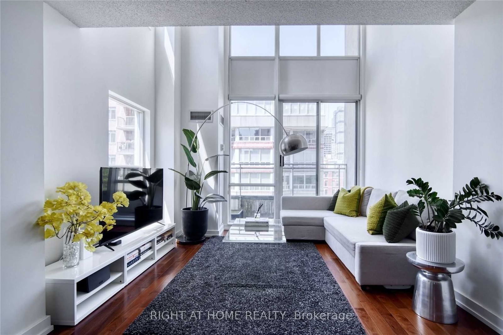 77 Lombard St, unit 701 for rent