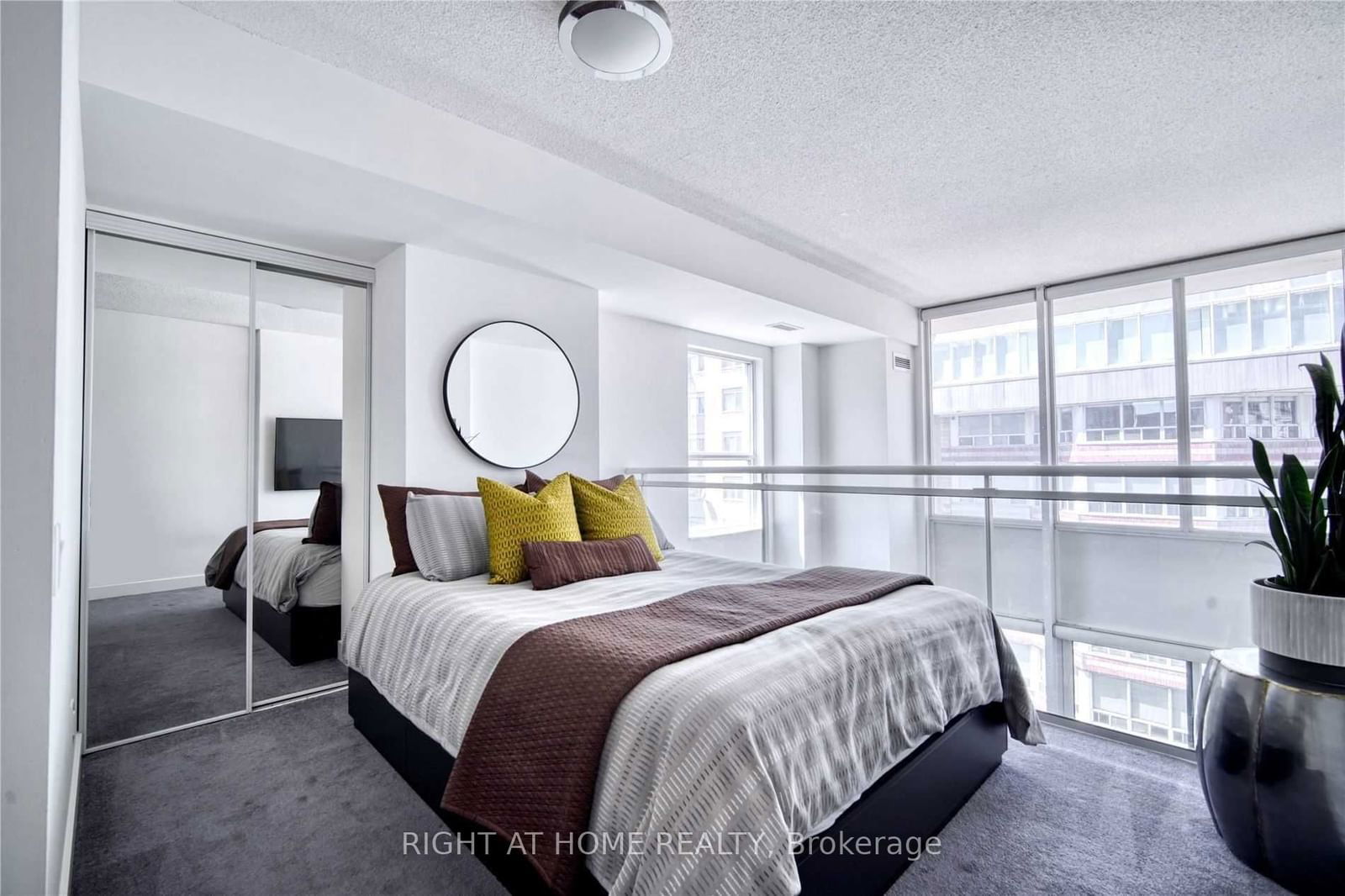 77 Lombard St, unit 701 for rent