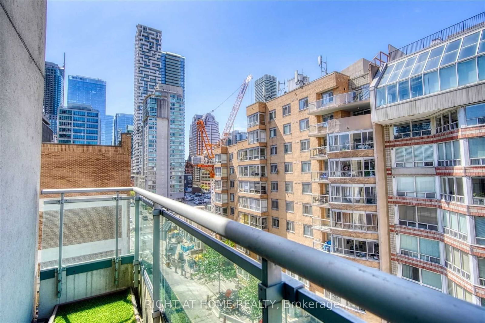 77 Lombard St, unit 701 for rent