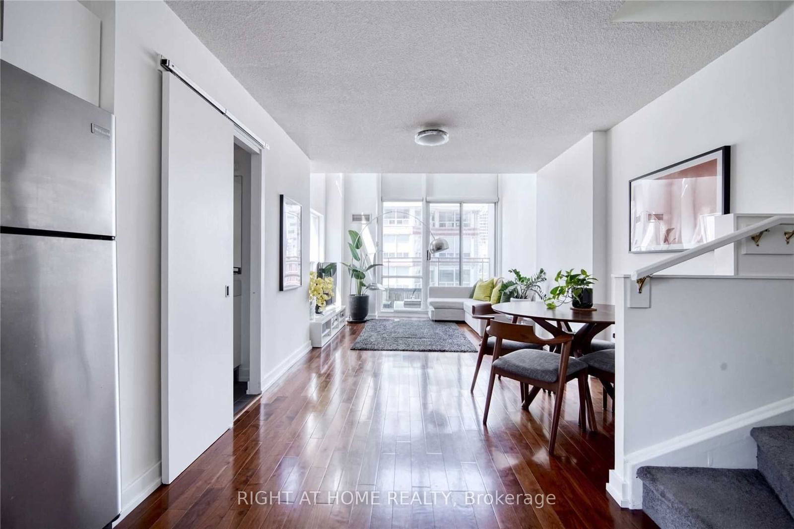 77 Lombard St, unit 701 for rent