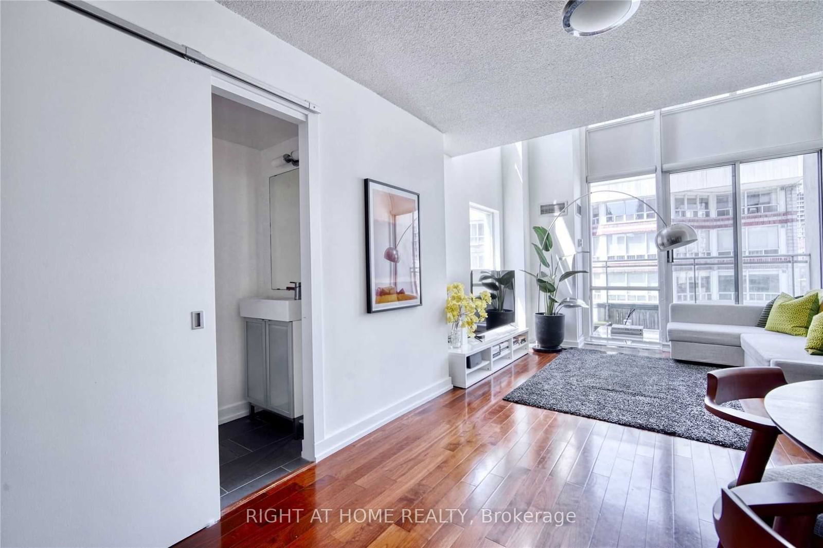 77 Lombard St, unit 701 for rent