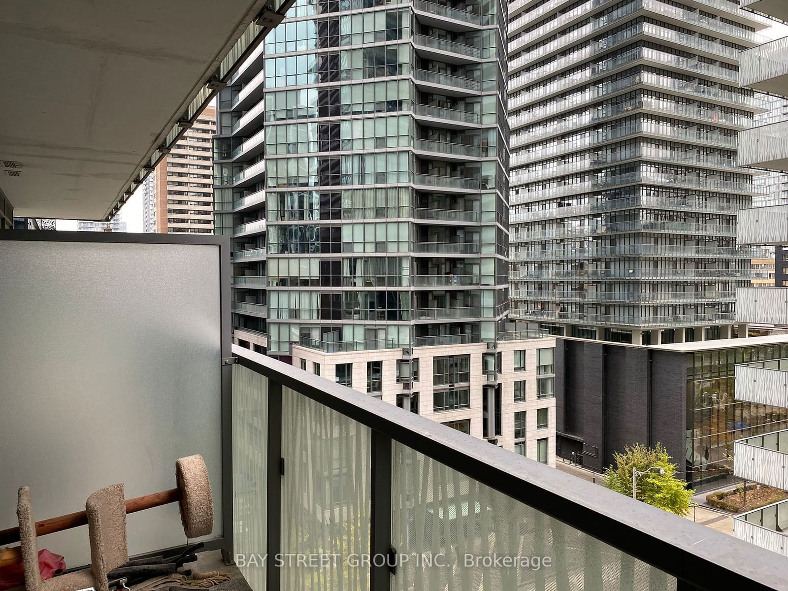 50 Charles St E, unit 706 for rent