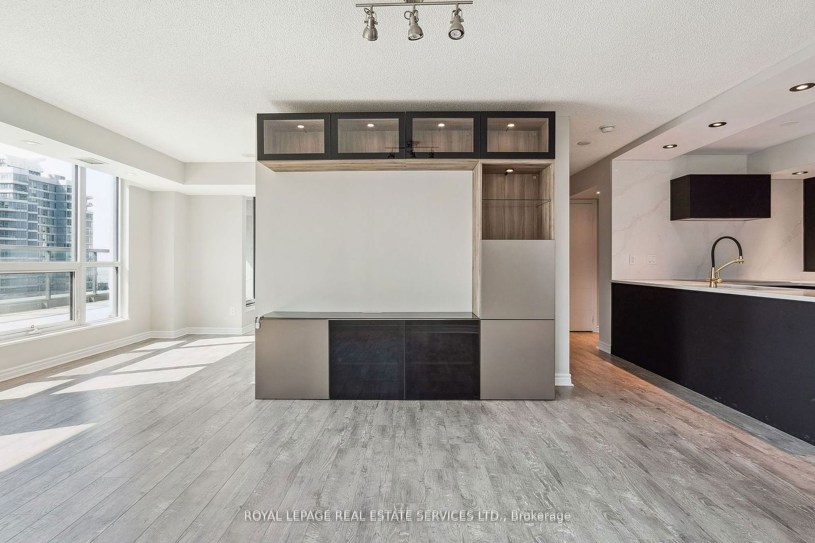 25 Lower Simcoe St, unit 1807 for rent