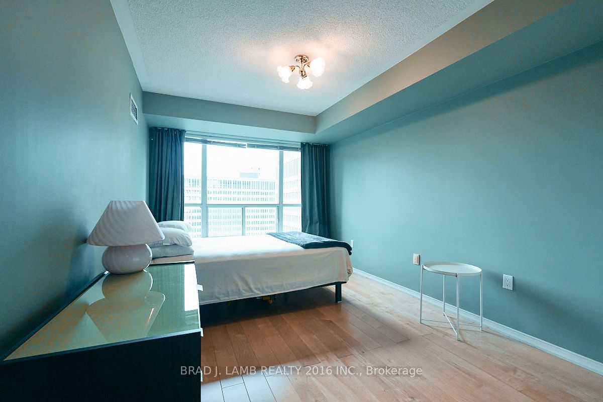 887 Bay St, unit 1211 for rent