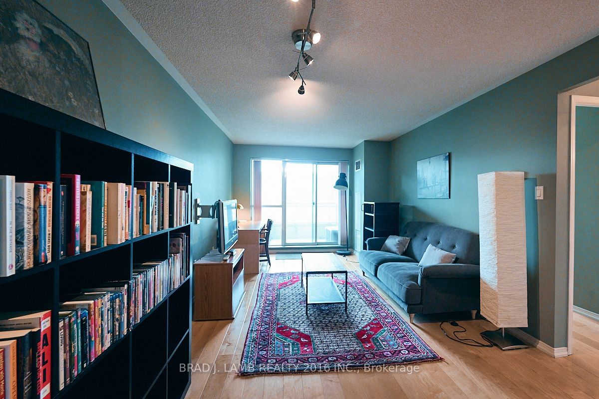 887 Bay St, unit 1211 for rent