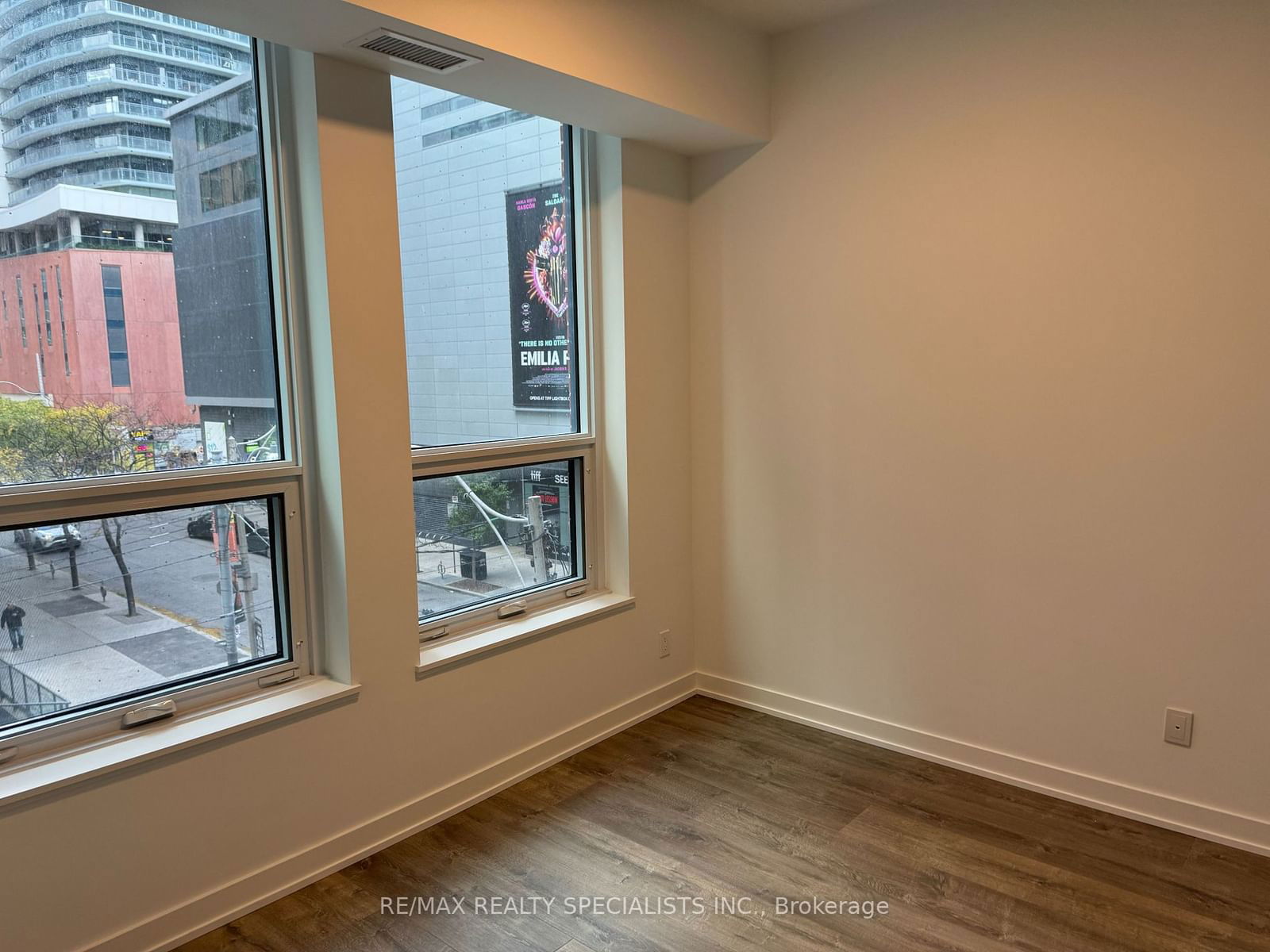 327 King St W, unit 304 for rent