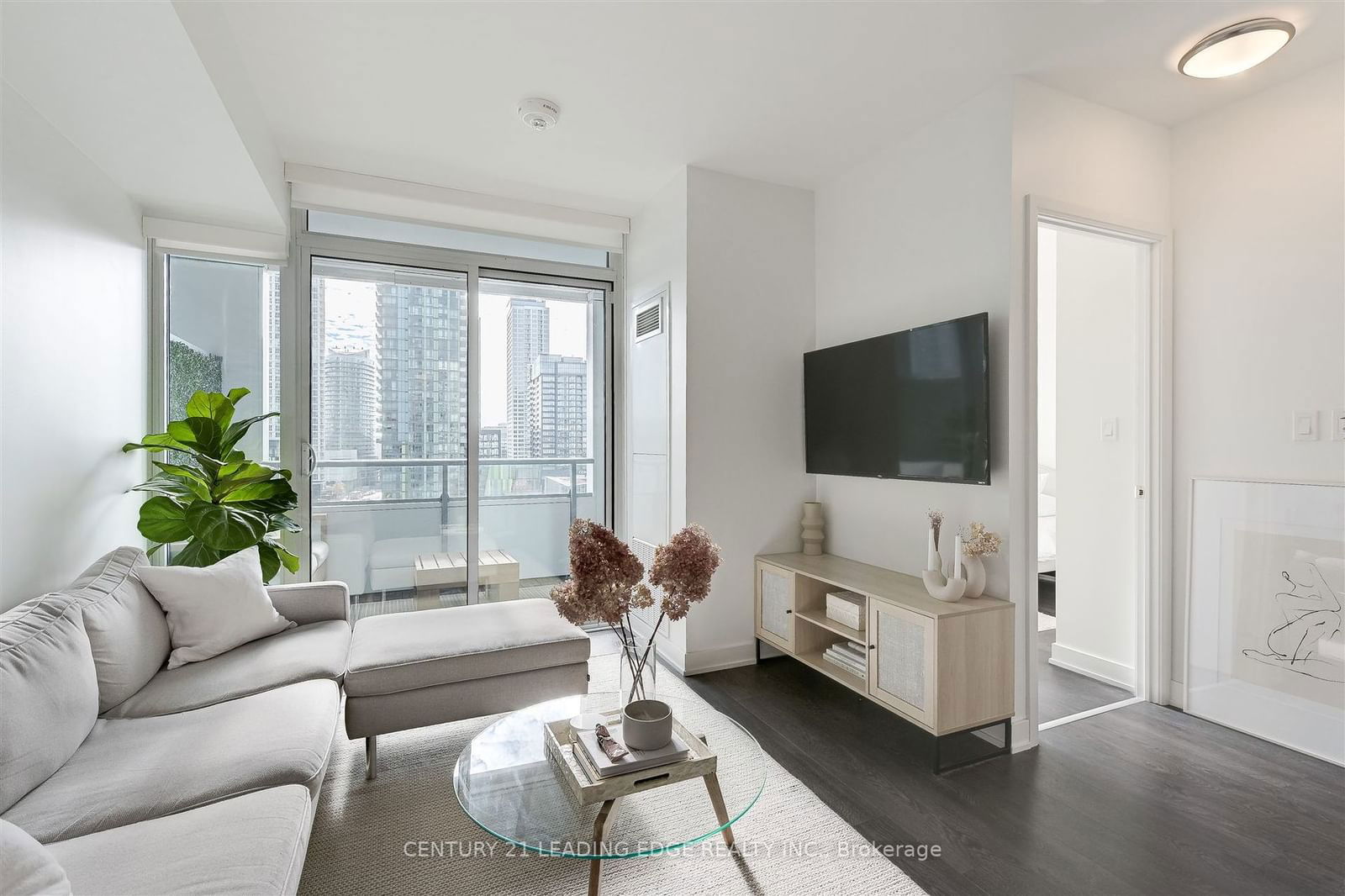 576 Front St W, unit 606E for sale