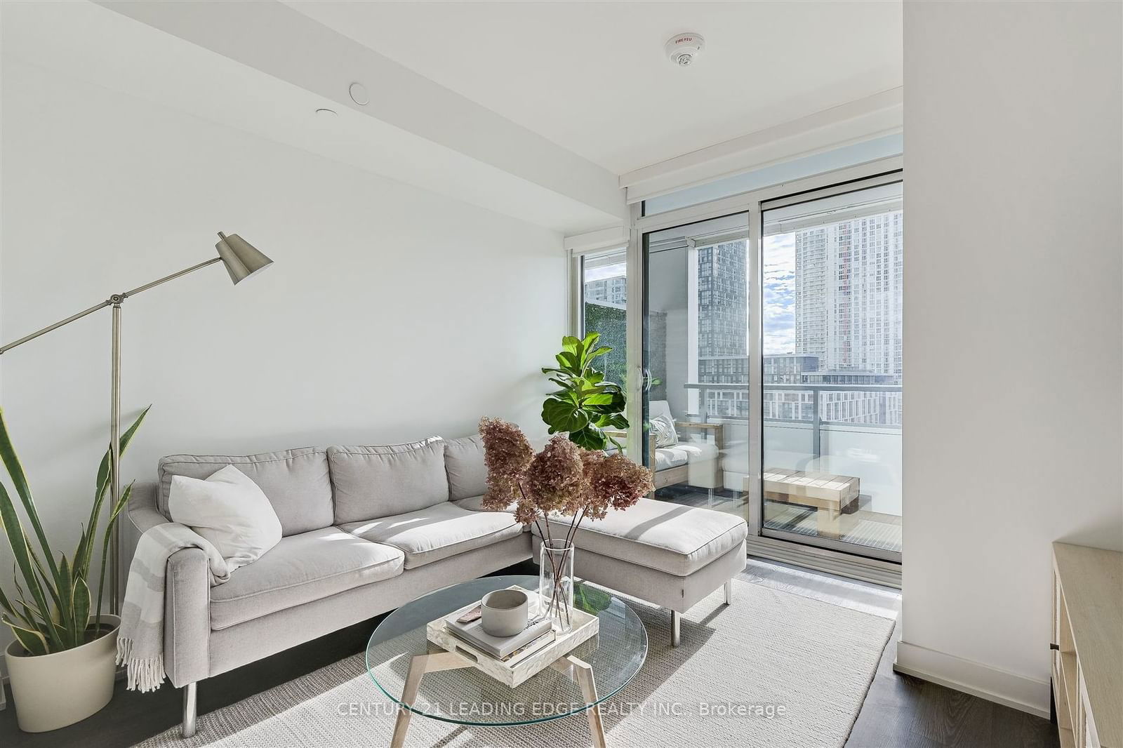 576 Front St W, unit 606E for sale