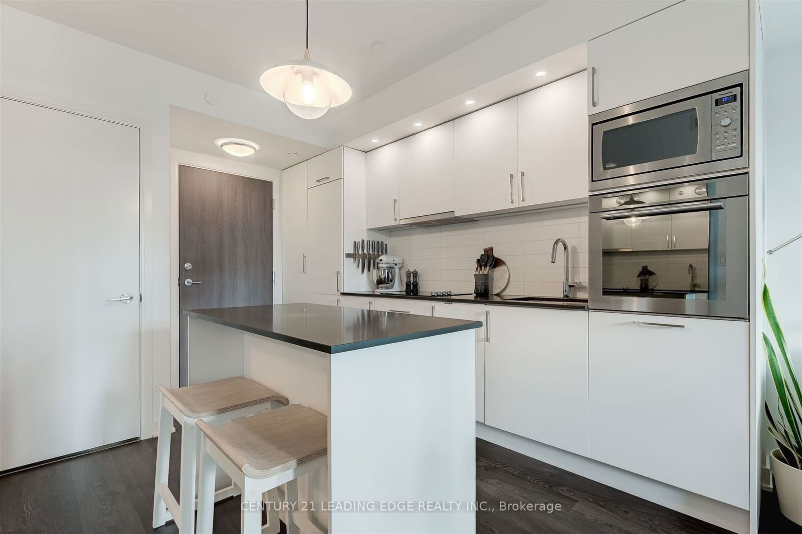 576 Front St W, unit 606E for sale