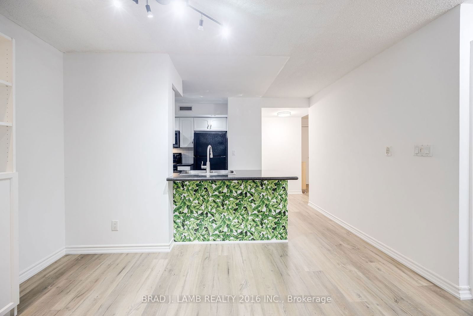 270 Wellington St W, unit 305 for rent