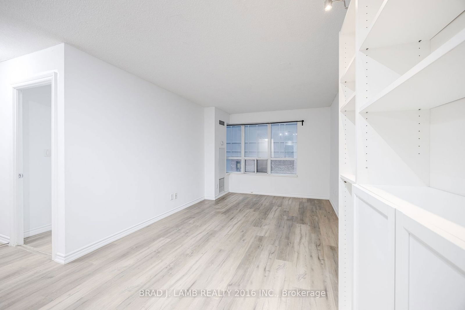 270 Wellington St W, unit 305 for rent