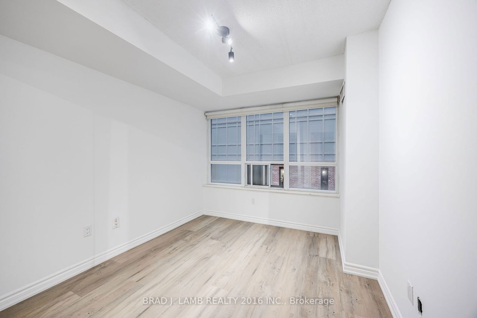 270 Wellington St W, unit 305 for rent